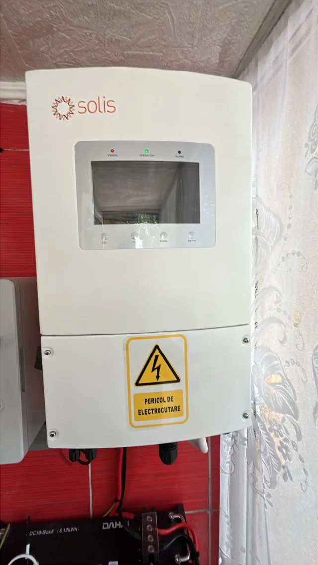 Invertor Solis fotografiat frontal într-o instalație fotovoltaică SunWatt